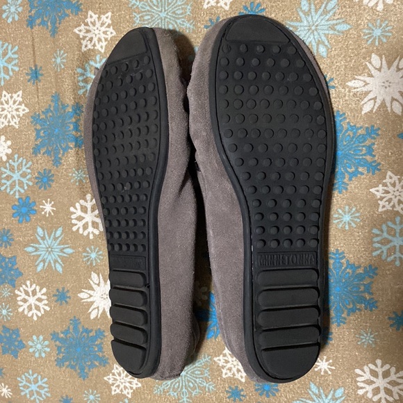Minnetonka Moccasins like new. 401TW 9.5 243176 010 13. - Picture 2 of 3